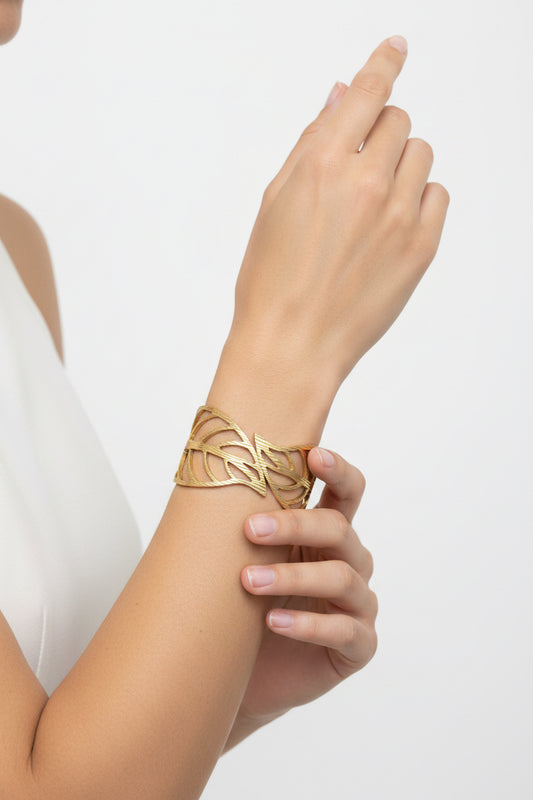 BRACCIALE RIGIDO A MOLLA  CON FOGLIE TRAFORATE-ACCIAIO INOX 316L  DORATO WATERPROOF