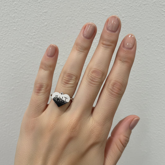 ANELLO REGOLABILE CON CUORE PENDENTE E SCRITTA INCISA TRAFORATA
